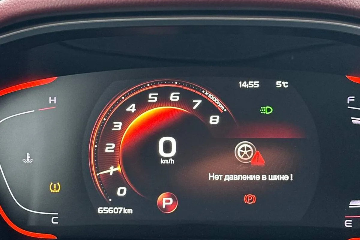 Сообщение «Нет давления в шине» на приборной панели Geely Coolray