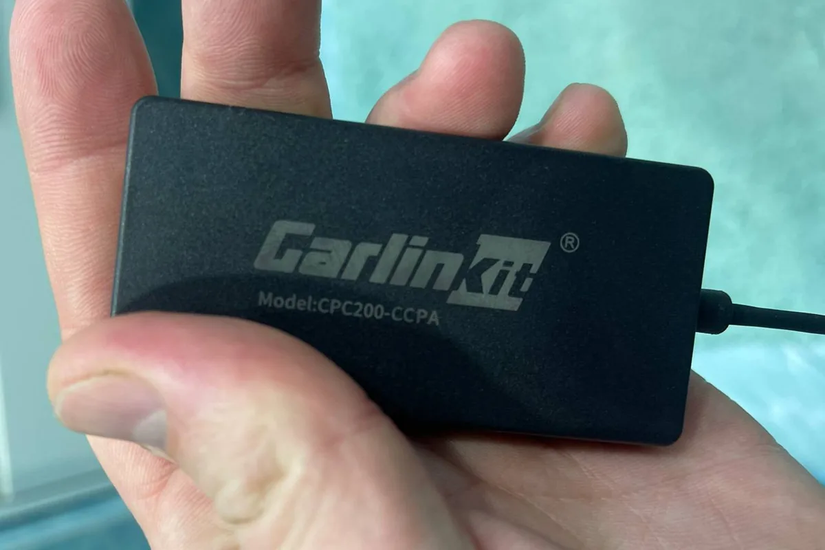Беспроводной адаптер CarlinKit CPC200-CCPA в руке владельца