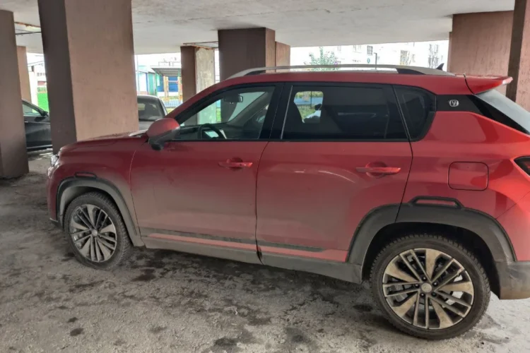 Красный Changan CS35 Plus на штатных дисках с шинами 235/45 R18