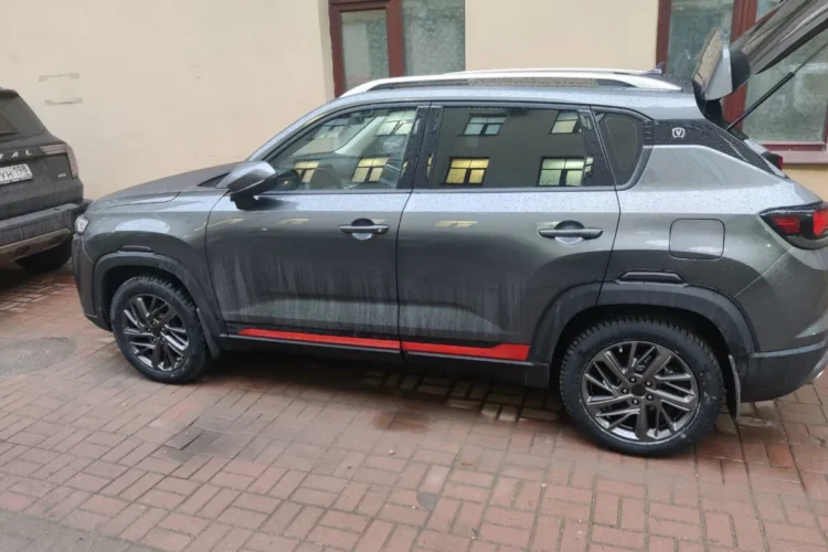 Серый Changan CS35 Plus на 17-дюймовых дисках