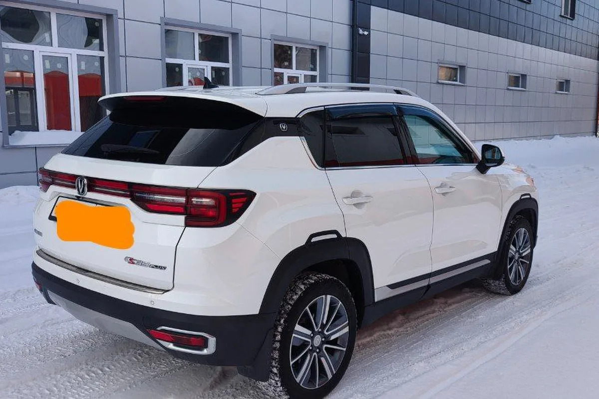 Белый Changan CS35 Plus зимой, вид сзади