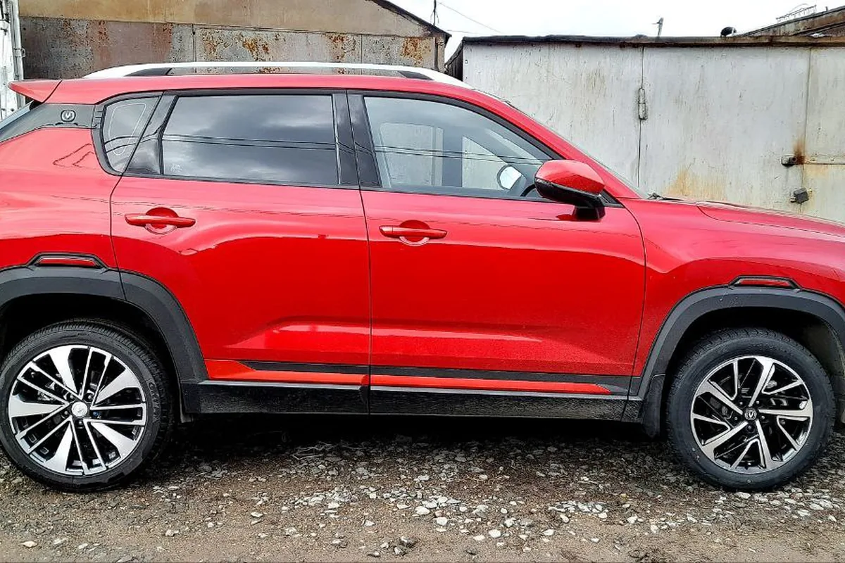 Красный Changan CS35 Plus зимой у гаража