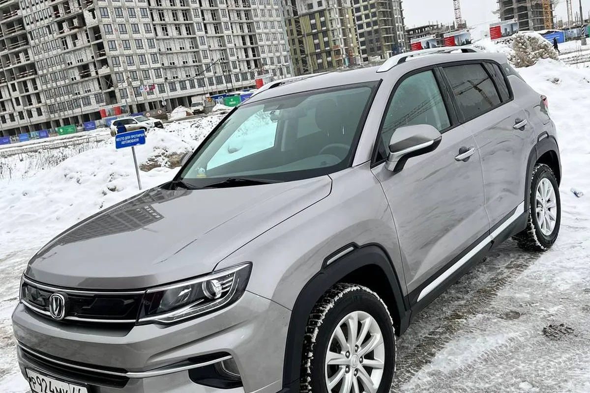 Серебристый Changan CS35 Plus зимой