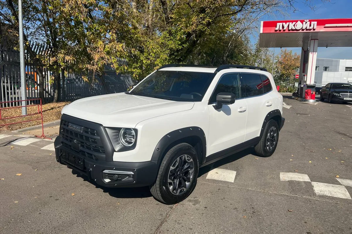 Белый Haval Dargo на автозаправке