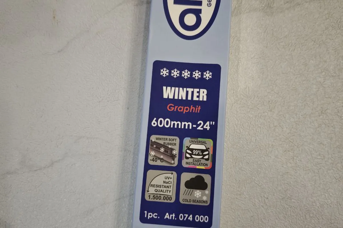 Упаковка щётки стеклоочистителя Alca Winter 600 мм в руках