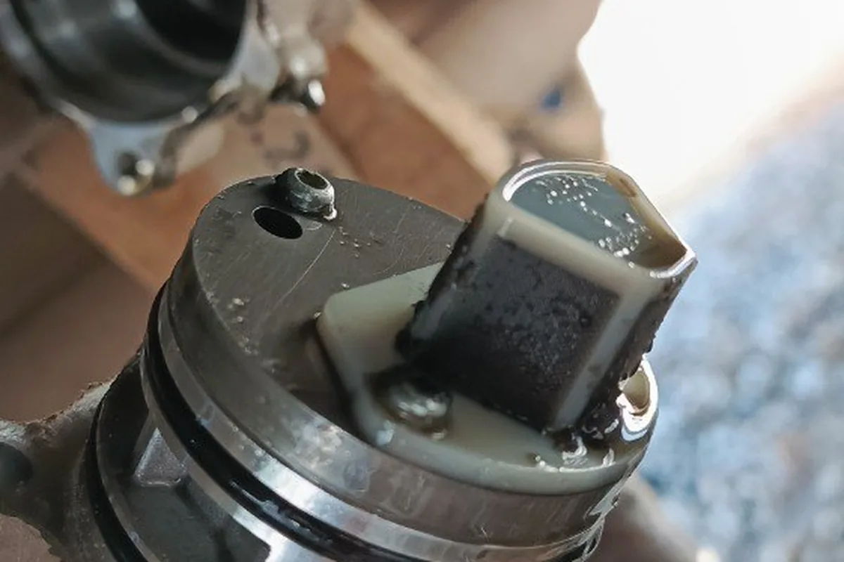 Снятый насос муфты Haldex Haval Dargo в руке