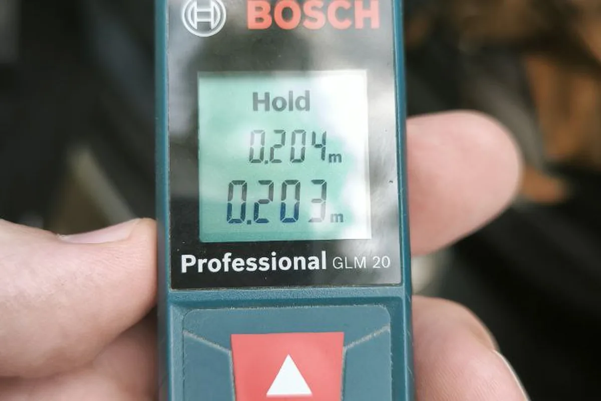 Лазерный дальномер Bosch показывает 204 и 207 миллиметров при замере клиренса