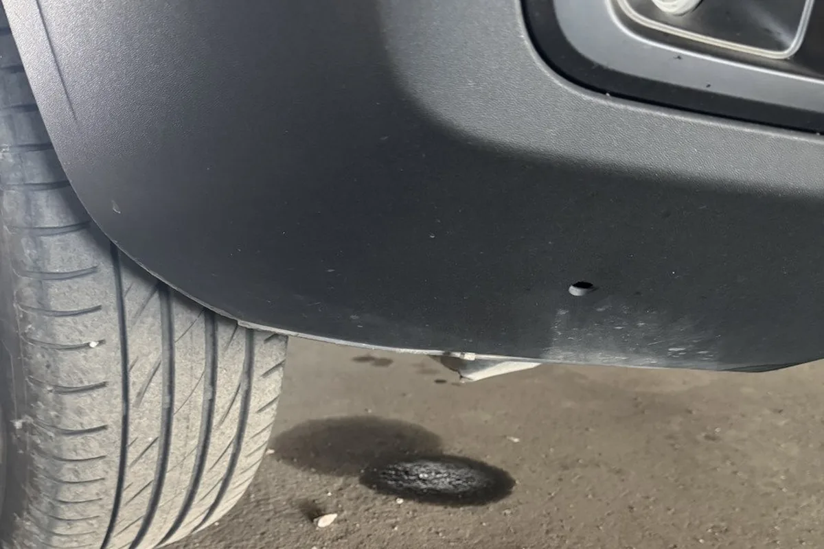 Тёмное пятно под передней частью Haval Dargo на асфальте