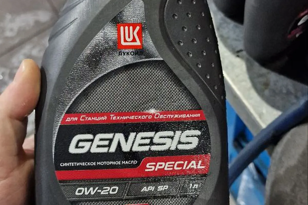 Канистра Лукойл Genesis Special 0W-20 API SP в руках у владельца в сервисе