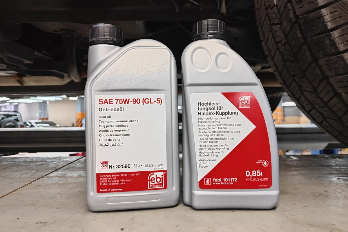 Канистры Febi SAE 75W-90 GL-5 и Febi для муфты Haldex под автомобилем