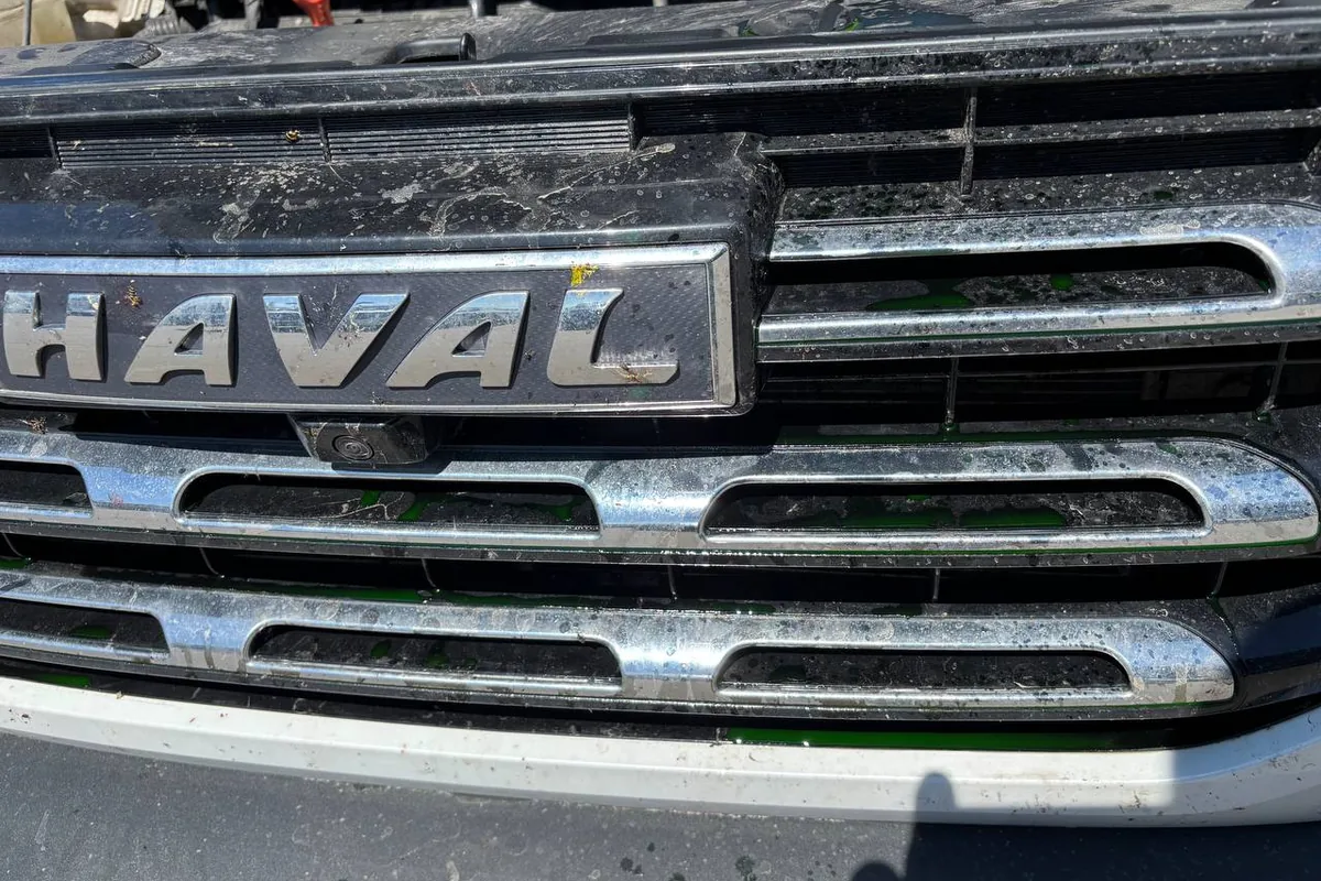 Передняя решётка радиатора Haval Dargo, забитая дорожной грязью