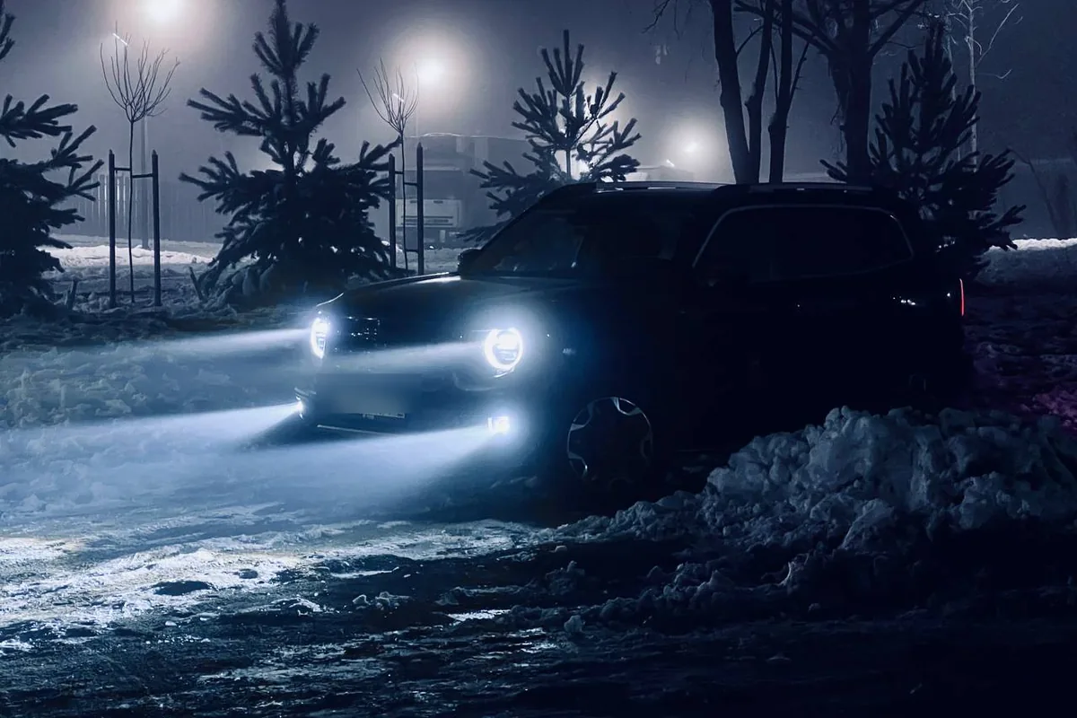 Haval Dargo с включённым светом ночью