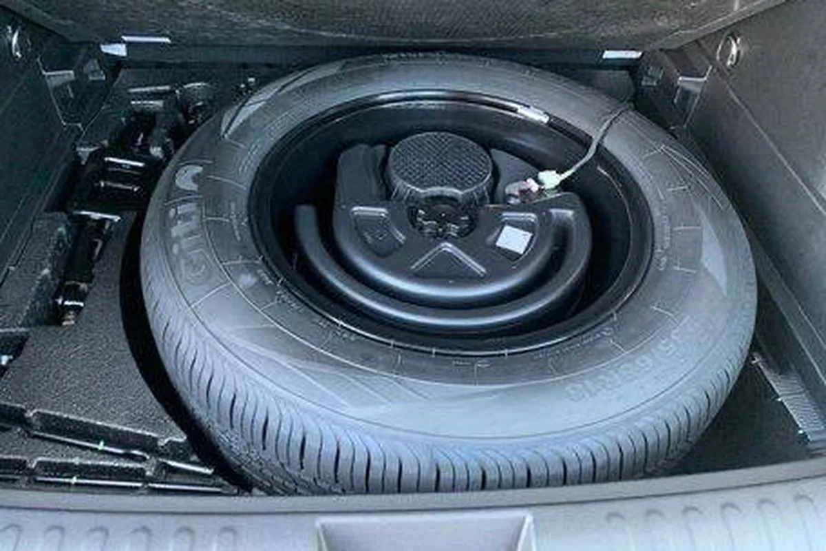 Полноразмерное запасное колесо в подполье багажника Haval Dargo