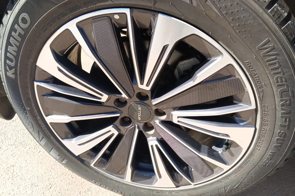Штатный диск Jetour Dashing с зимней шиной Kumho WinterCraft SUV