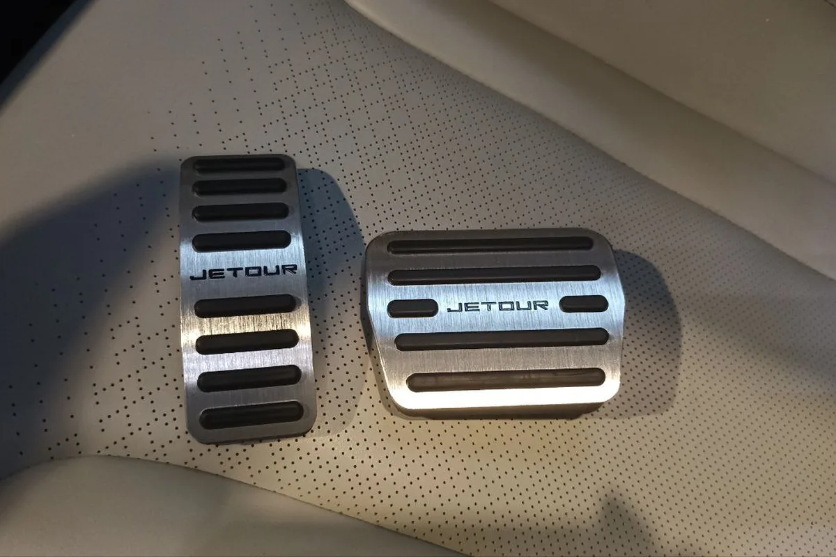 Накладки на педали Jetour, установленные в Jetour Dashing