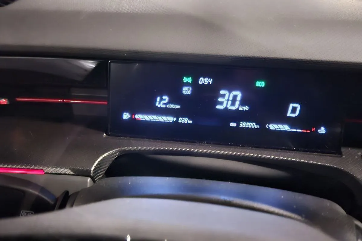 Приборная панель Jetour Dashing с расходом 12 л