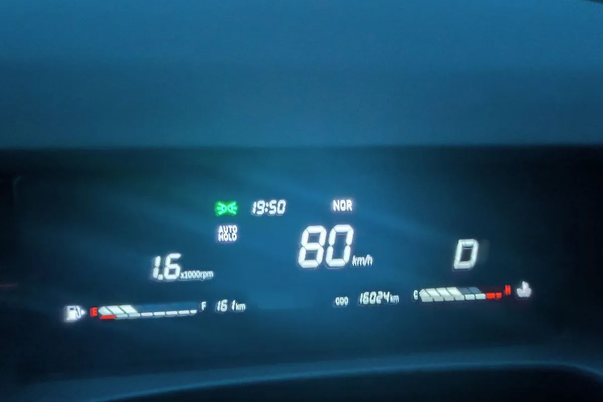 Приборная панель Jetour Dashing на скорости 80 км/ч
