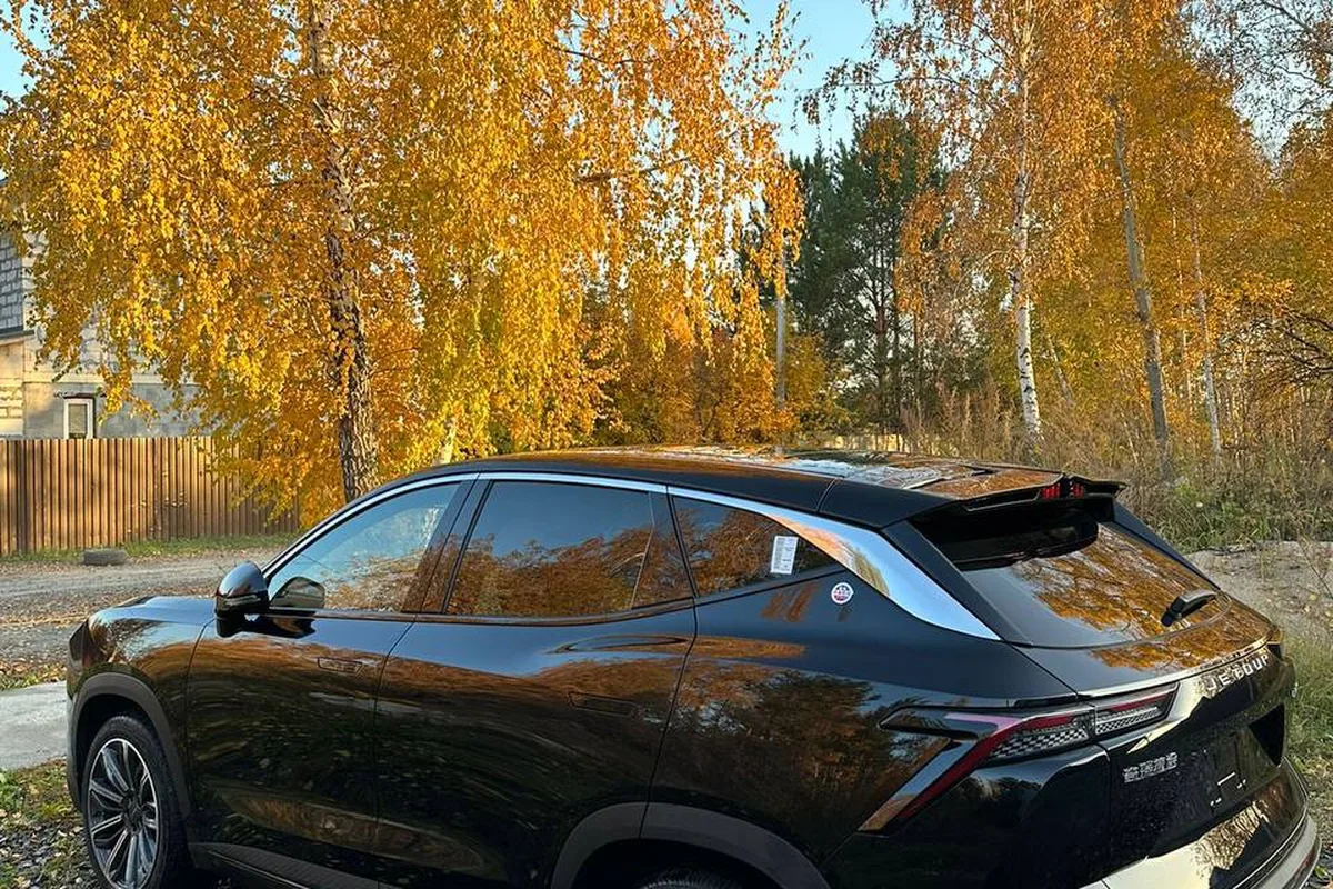 Чёрный Jetour Dashing в профиль на двадцатидюймовых дисках