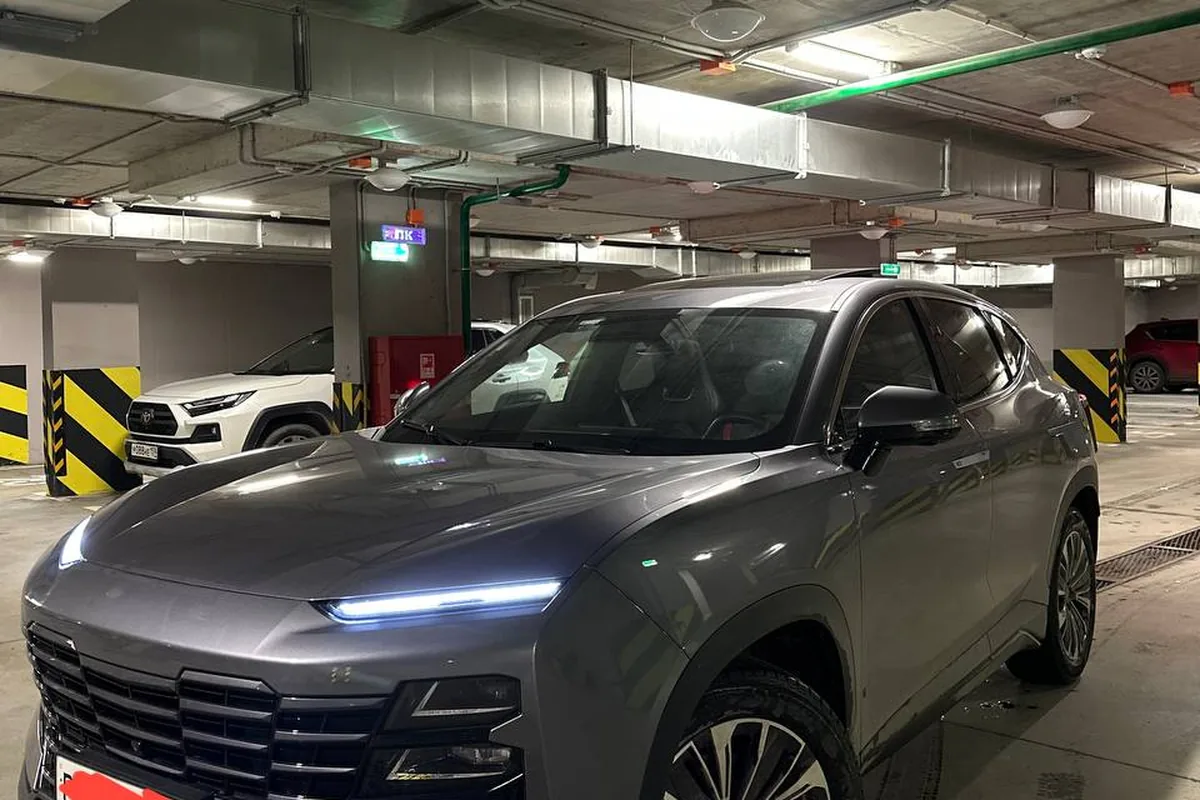 Серый Jetour Dashing на подземной парковке