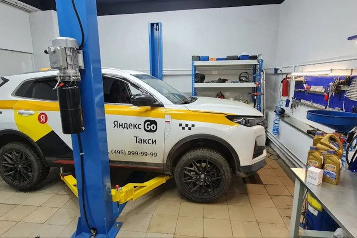 Jetour Dashing в такси на подъёмнике сервиса