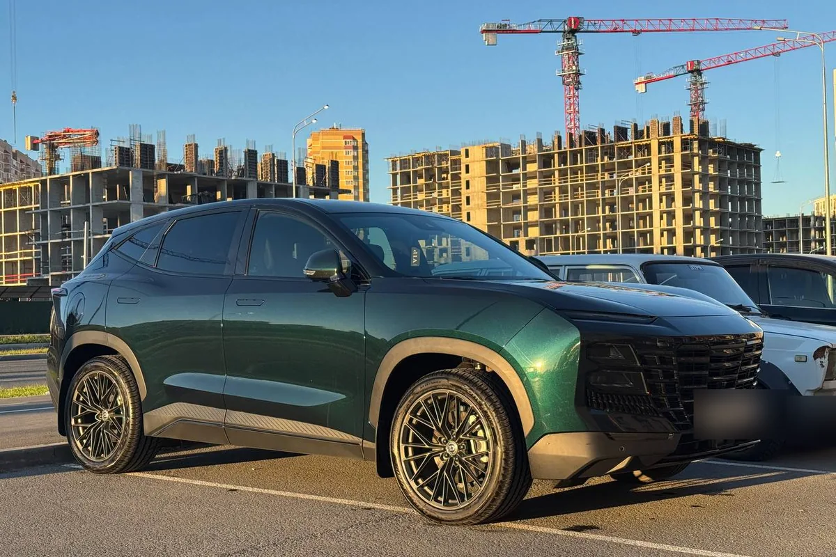 Зелёный Jetour Dashing на бронзовых дисках после тюнинга