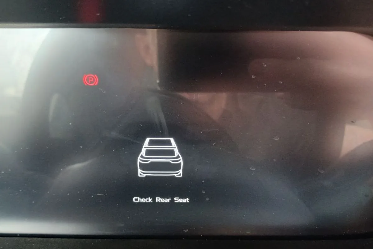 Напоминание Check Rear Seat на приборной панели Geely Emgrand