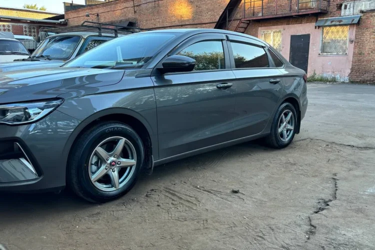 Серый Geely Emgrand на 15-дюймовых дисках с шинами 195/65