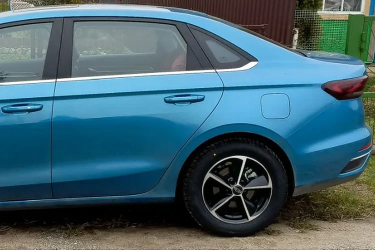 Голубой Geely Emgrand на дисках Carwel Каган с шинами 205/60 R16