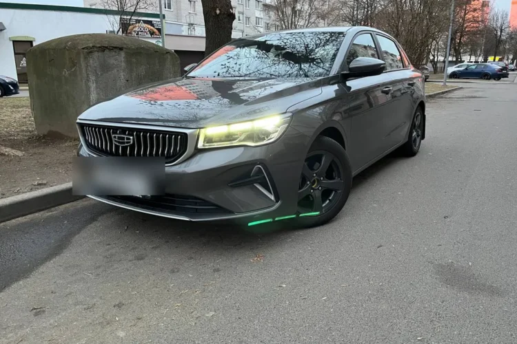 Серый Geely Emgrand на 16-дюймовых дисках 7J ET40