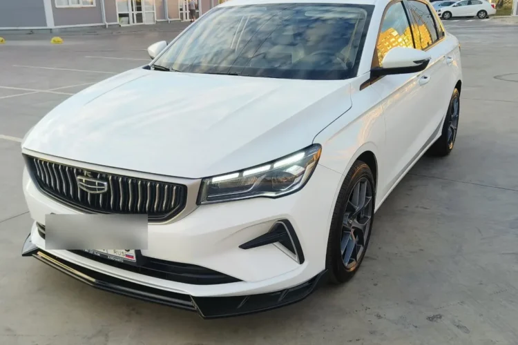 Белый Geely Emgrand на чёрных 17-дюймовых дисках шириной 7,5J