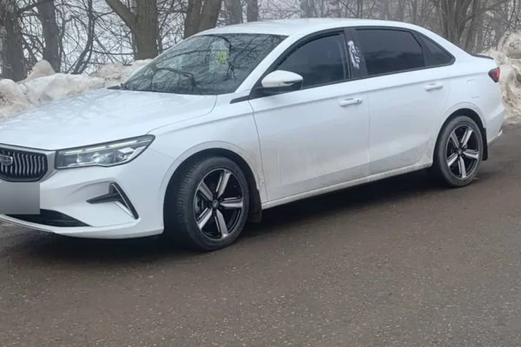 Белый Geely Emgrand на 17-дюймовых дисках шириной 7,5J с вылетом 38