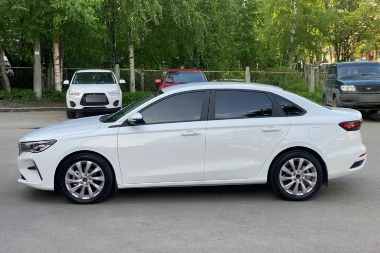 Белый Geely Emgrand на 17-дюймовых дисках 7J с вылетом 50
