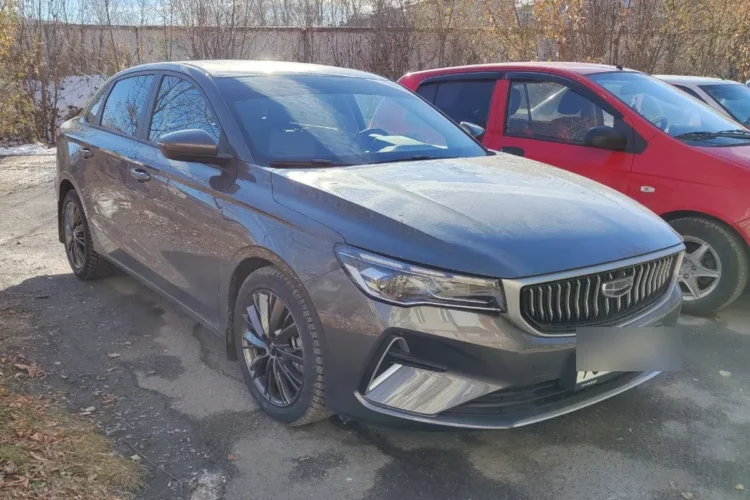 Серый Geely Emgrand на 17-дюймовых дисках 7J ET45 с шипованной резиной