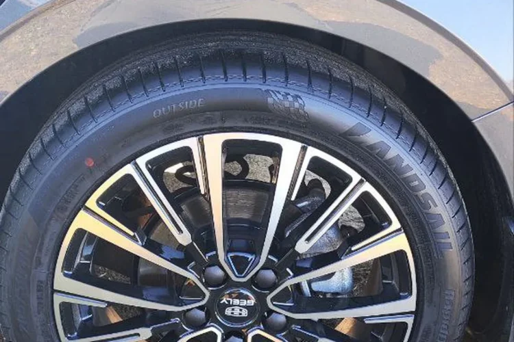 Литой диск 17 дюймов с шиной Landsail на Geely Emgrand