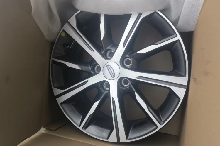 Оригинальный 17-дюймовый диск Geely Emgrand в упаковке