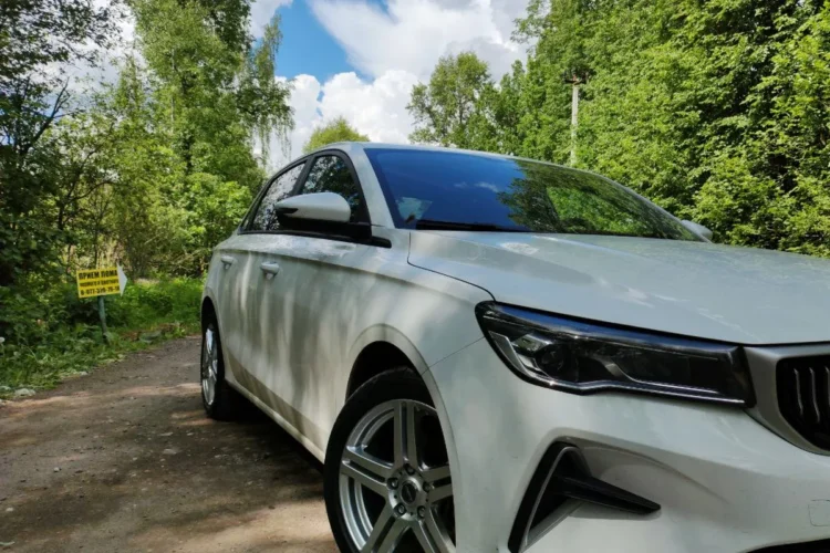 Белый Geely Emgrand на серебристых пятиспицевых дисках