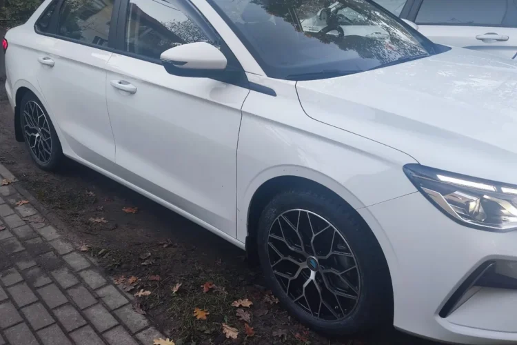 Белый Geely Emgrand на литых дисках Venti 1719 с зимними шинами