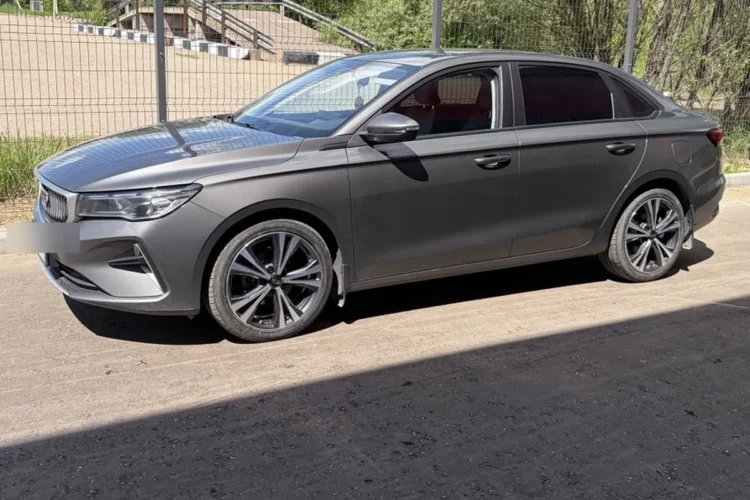 Серый Geely Emgrand на 18-дюймовых дисках с резиной 215/45