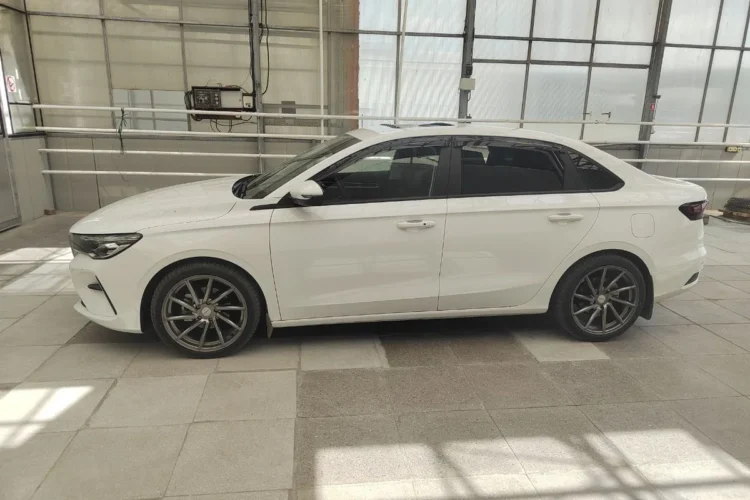 Белый Geely Emgrand на 18-дюймовых дисках 8J с вылетом 35