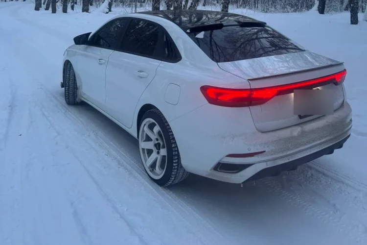 Белый Geely Emgrand зимой на широких 18-дюймовых дисках с вылетом 30