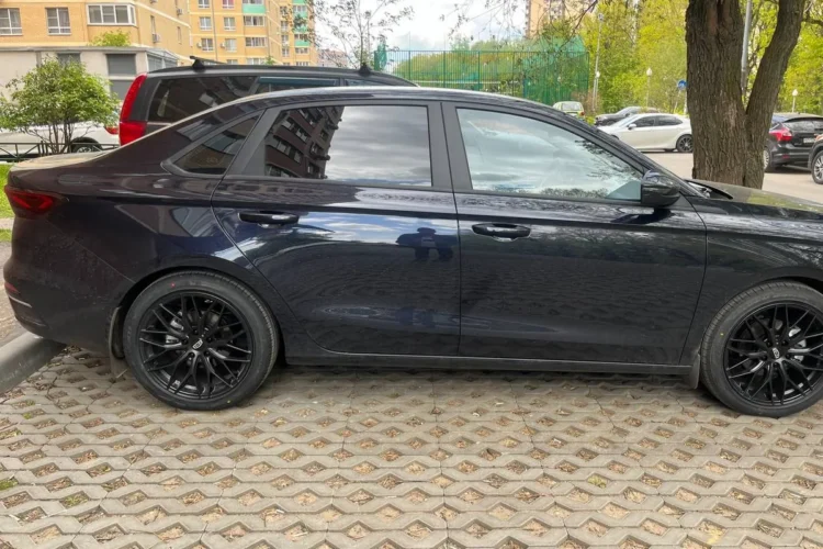 Чёрный Geely Emgrand на 18-дюймовых чёрных дисках
