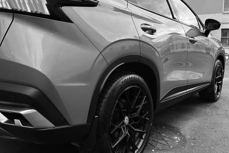 Первый шаг на 19 дюймов на Omoda C5 — 19×8.5J ET35 · 235/50 R19