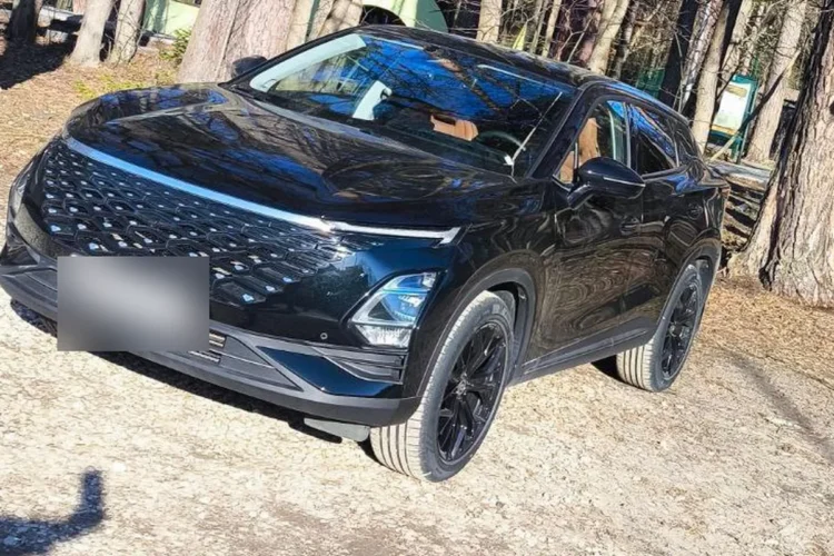 Пришлось убрать брызговик на Omoda C5 — 19×8.5J ET35 · 235/50 R19