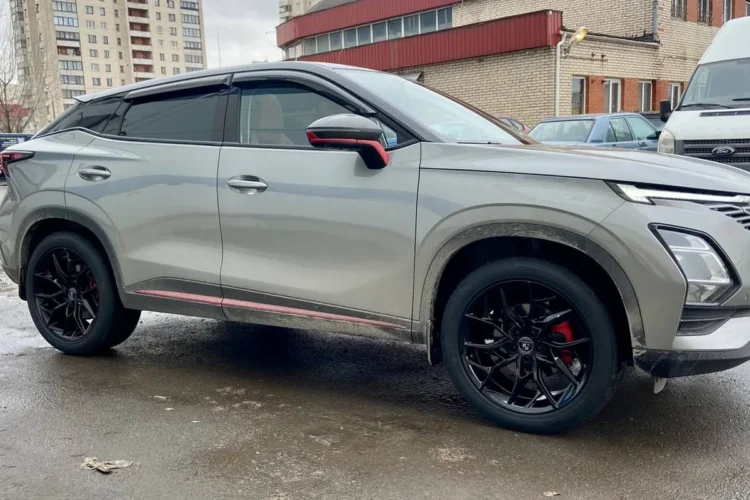 Датчики прописались сами на Omoda C5 — 19×8.5 ET35 · 235/50 R19