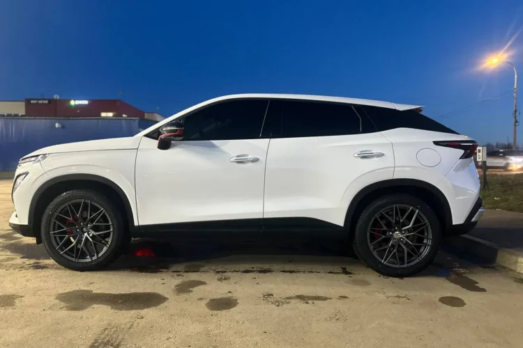 Комплект с кольцами и секретками на Omoda C5 — 19×8.5 ET35 · 235/50 R19