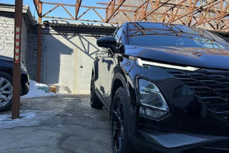Трёт при полном вывороте на Omoda C5 — 19 ET35 · 235/50 R19