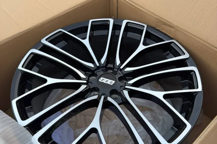 Двадцатые без проставок на Omoda C5 — 20×8.5 ET35 · 245/40 R20