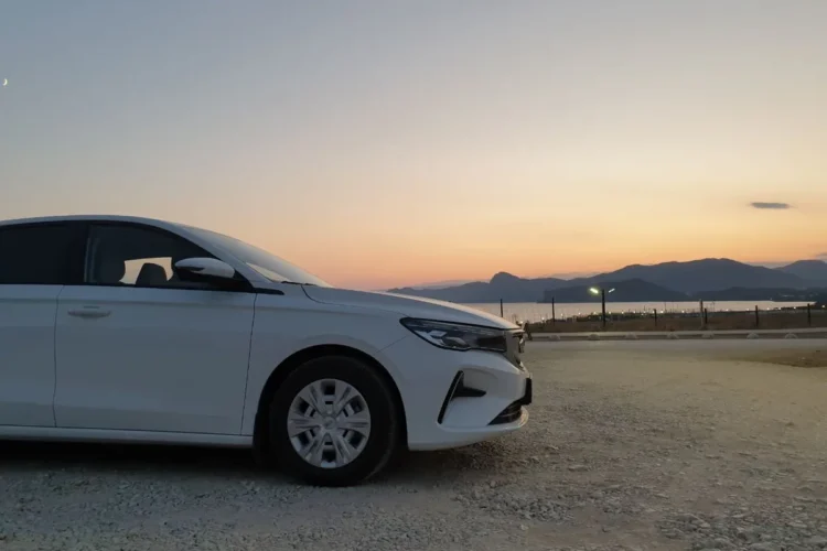 Geely Emgrand на штатных 15-дюймовых штампованных дисках с колпаками