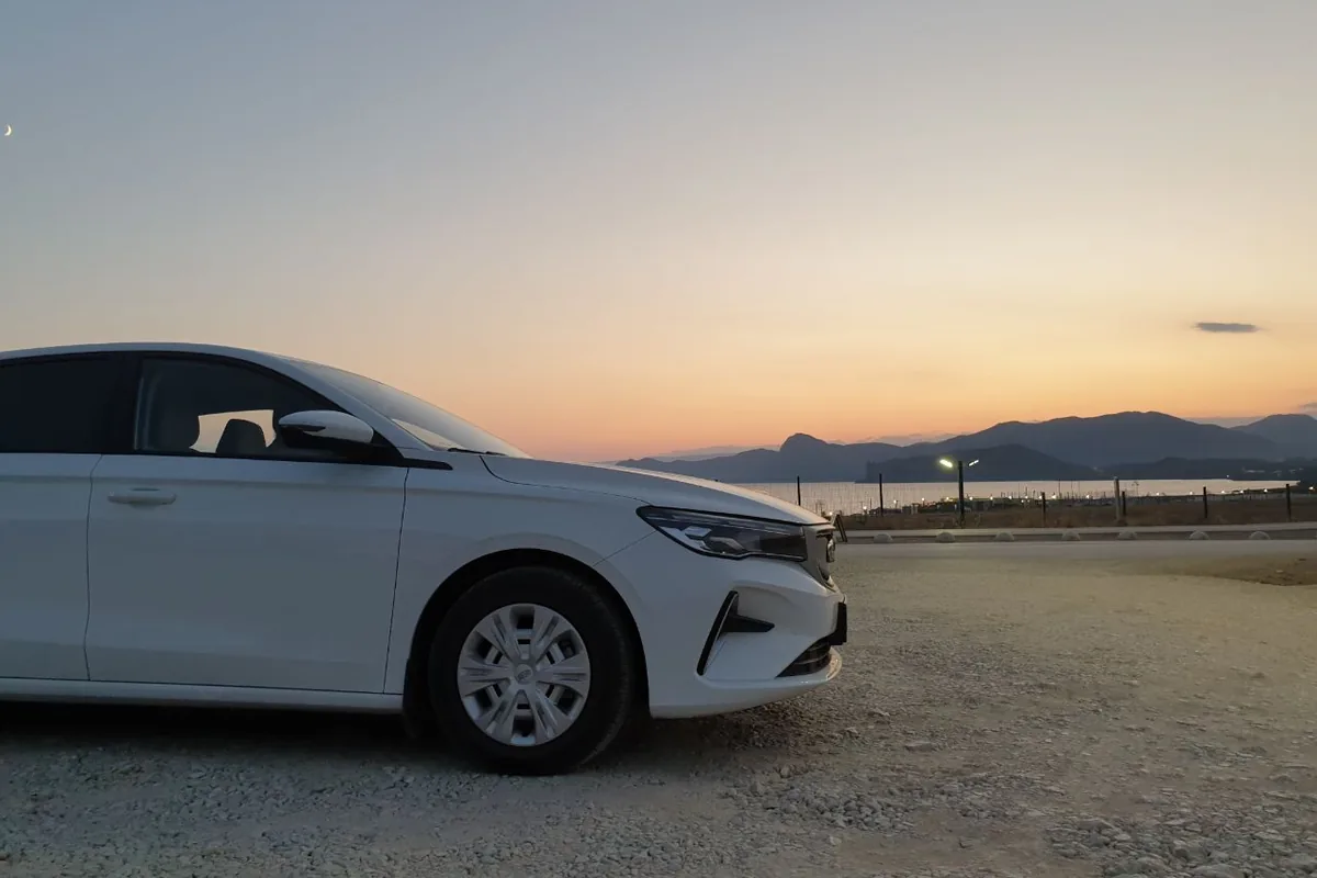 Geely Emgrand SS11 на штатных 15-дюймовых штампованных дисках с колпаками