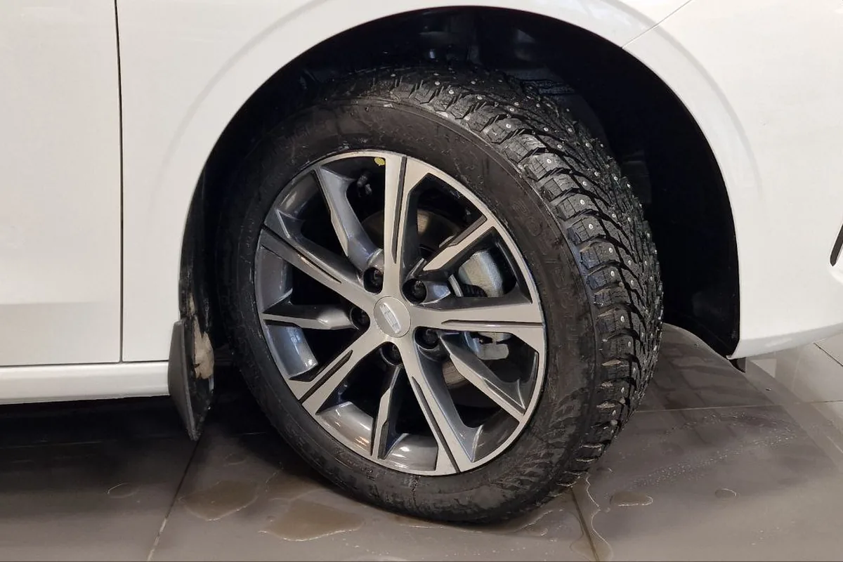 Штатный 17-дюймовый литой диск Geely Emgrand с шипованной зимней резиной